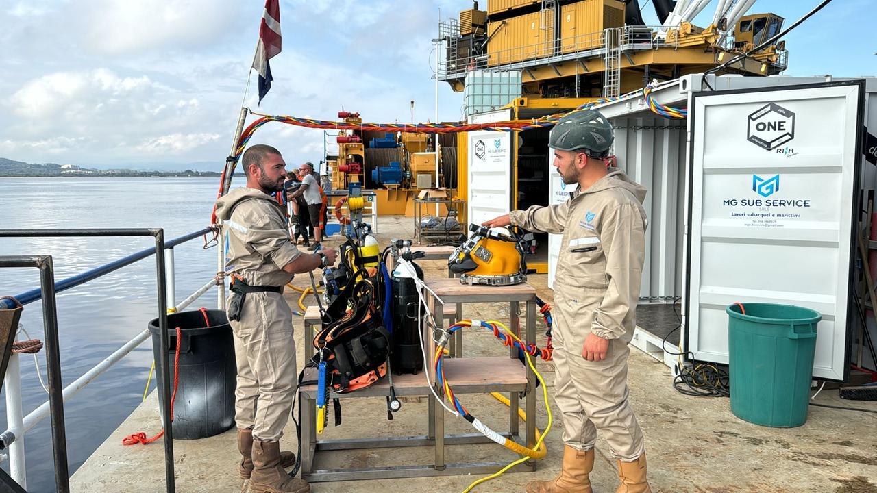 Yacht affondato a Olbia, ecco chi sono i sommozzatori che lavorano alla bonifica