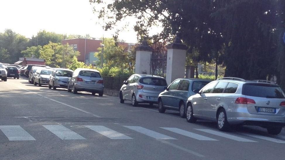 M5s: «Scuole assediate da auto, ora basta»