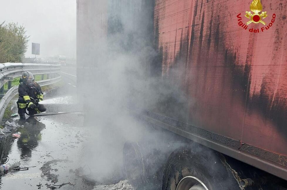 Reggio Emilia, prende fuoco un Tir: traffico in tilt sull’A1