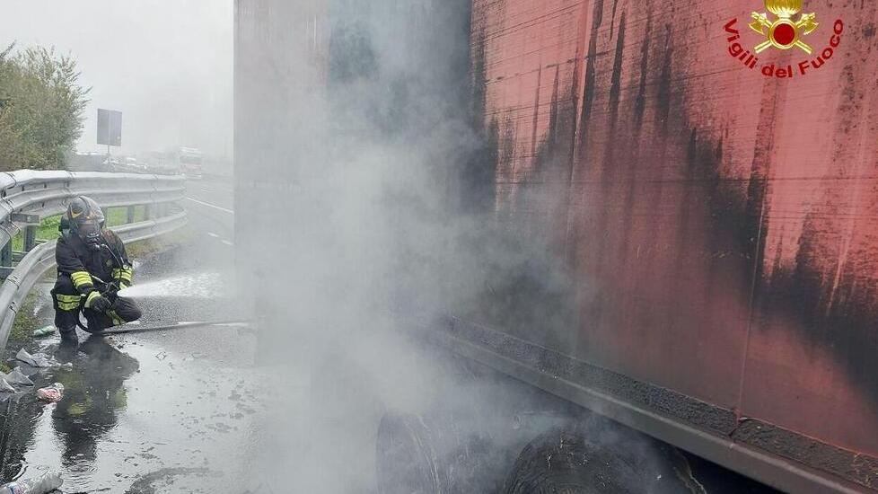 Reggio Emilia, prende fuoco un Tir: traffico in tilt sull’A1