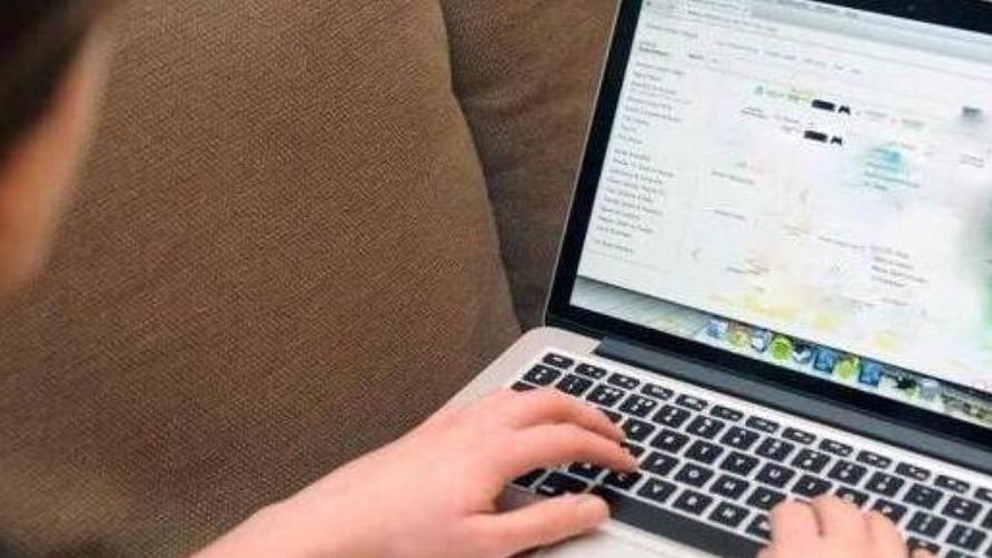 Modena, finta mail dalla polizia: «Pedofilo, paga o rischi»