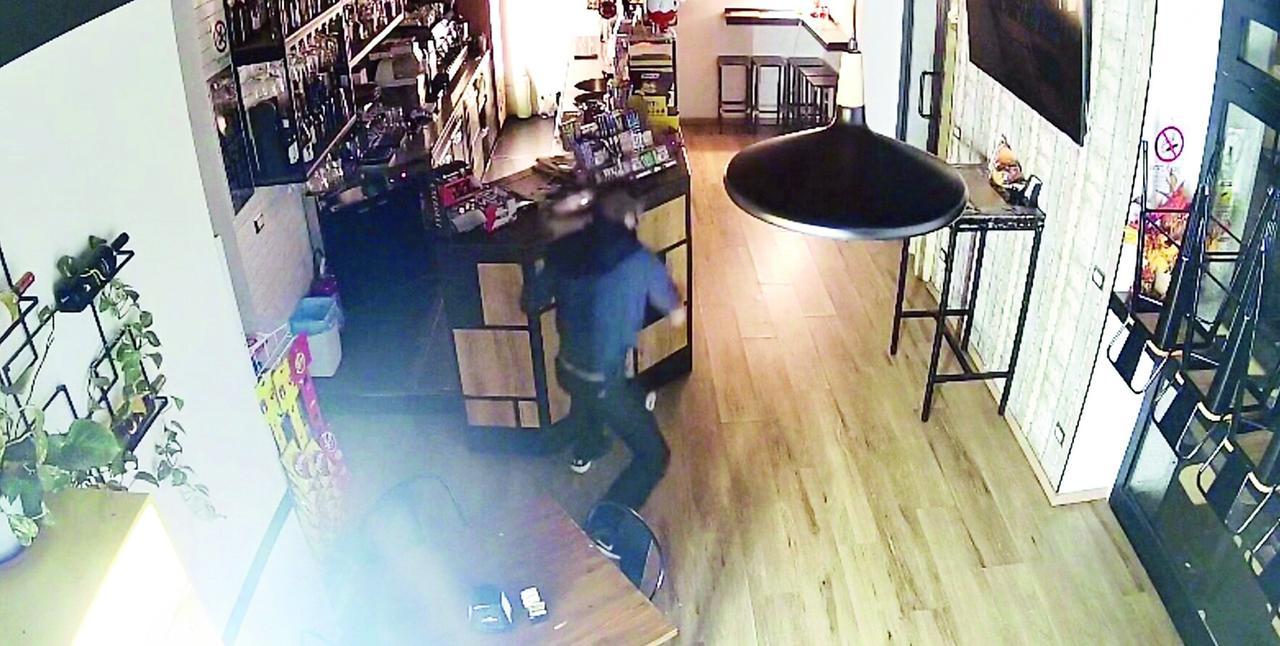 Sassari, aggredito in centro uno dei sospettati per le spaccate degli ultimi giorni in città