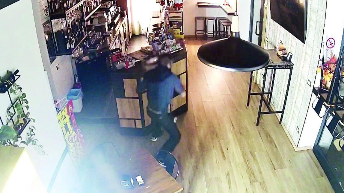 Sassari, aggredito in centro uno dei sospettati per le spaccate degli ultimi giorni in città