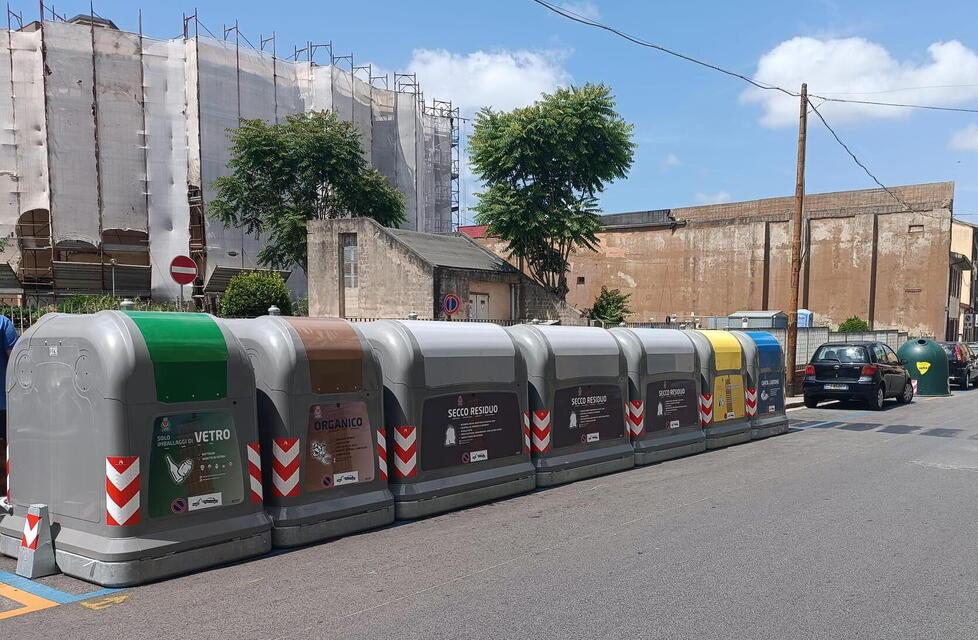 
	Pisa,&nbsp;una batteria di cassonetti per la raccolta differenziata

