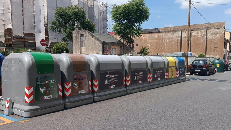 Pisa, una batteria di cassonetti per la raccolta differenziata