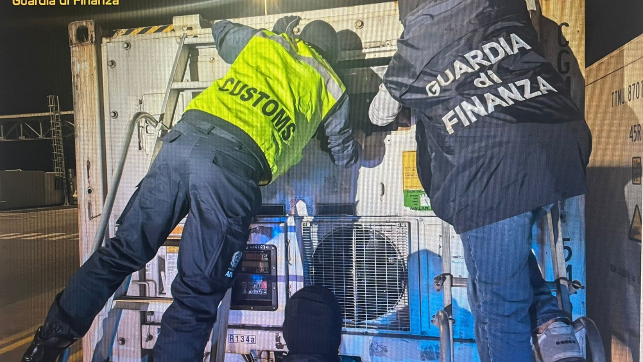 L'operazione della guardia di finanza in porto a Livorno