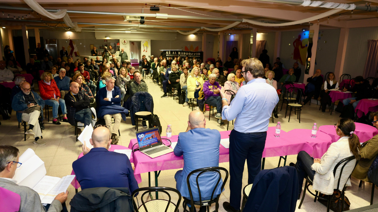 Un momento dell’assemblea pubblica che si è tenuta al circolo Arci di Fontanella alla presenza di decine di persone, dei rappresentanti dei comitati