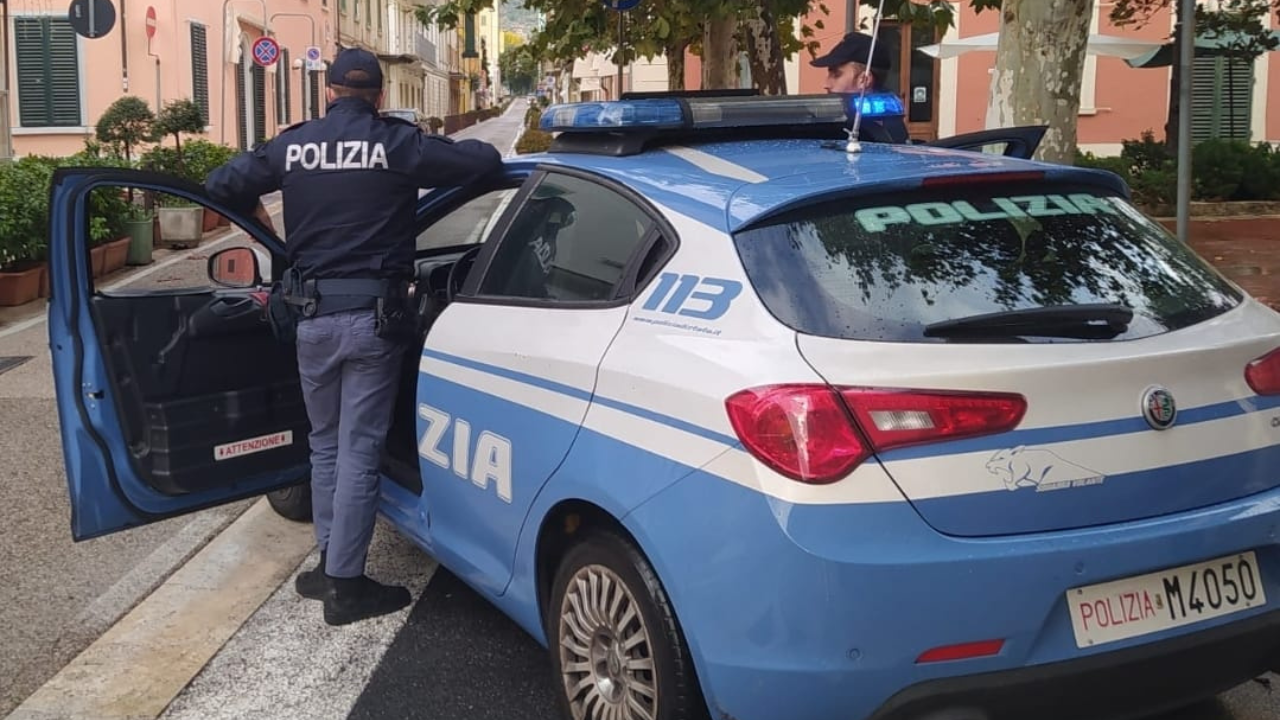 Una volante della polizia in centro