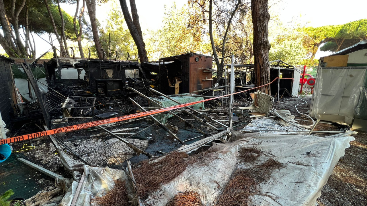 Il luogo dell’incendio di martedì sera all’interno del Campeggio Italia