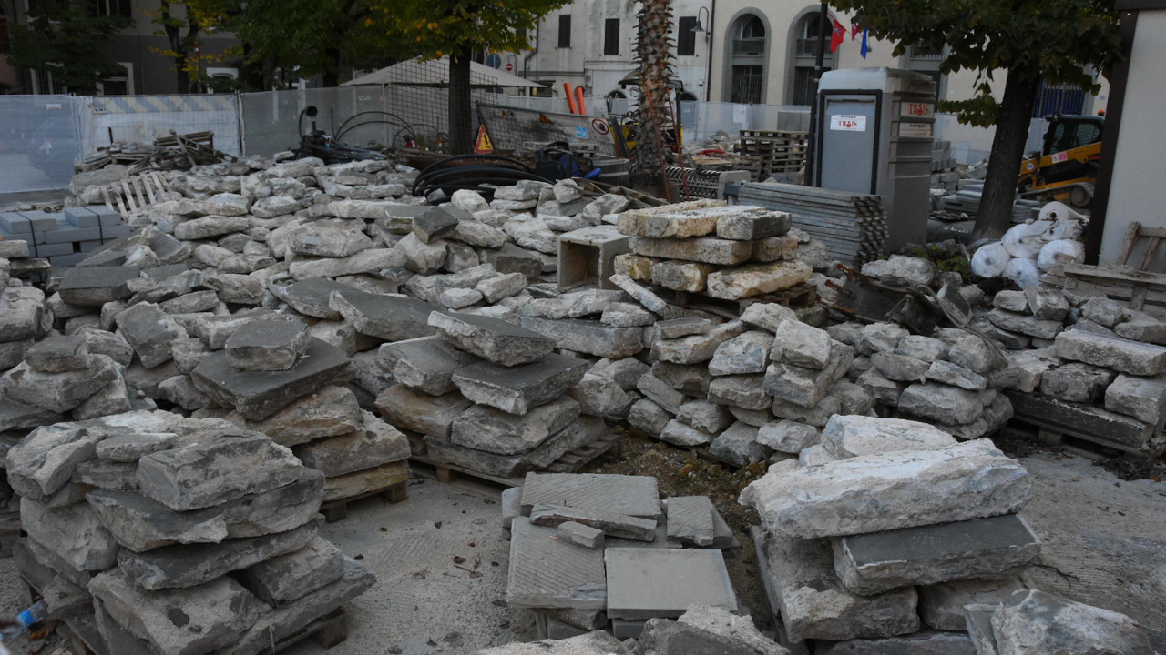 Il deposito in piazza della Palma del vecchio selciato rimosso in centro (foto Agnzia Bf)