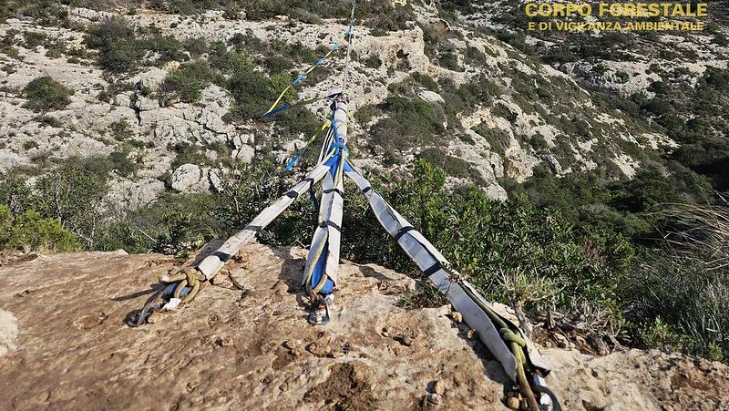 Scoperta una teleferica abusiva con 150 metri di cavo