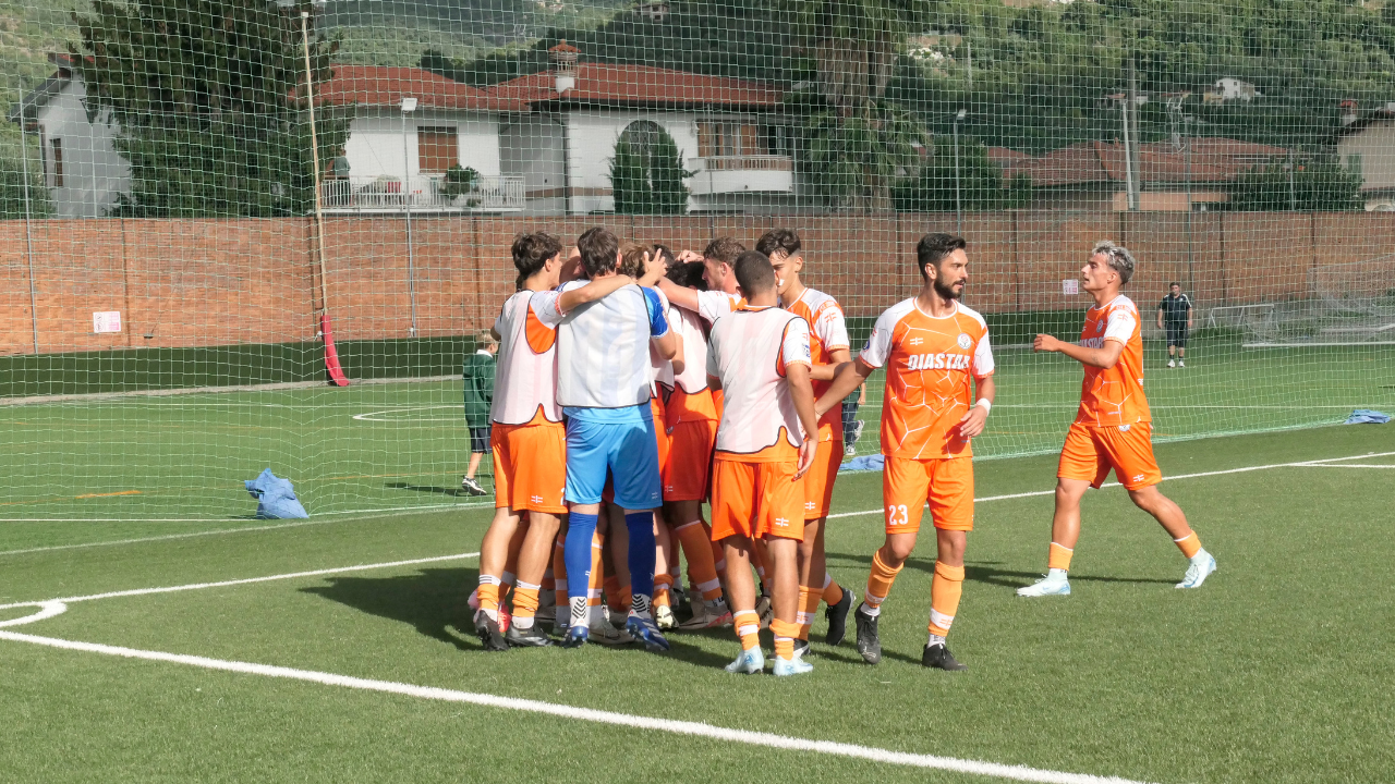 Giocatori del Seravezza esultano dopo un gol (Foto Roberto Paglianti)