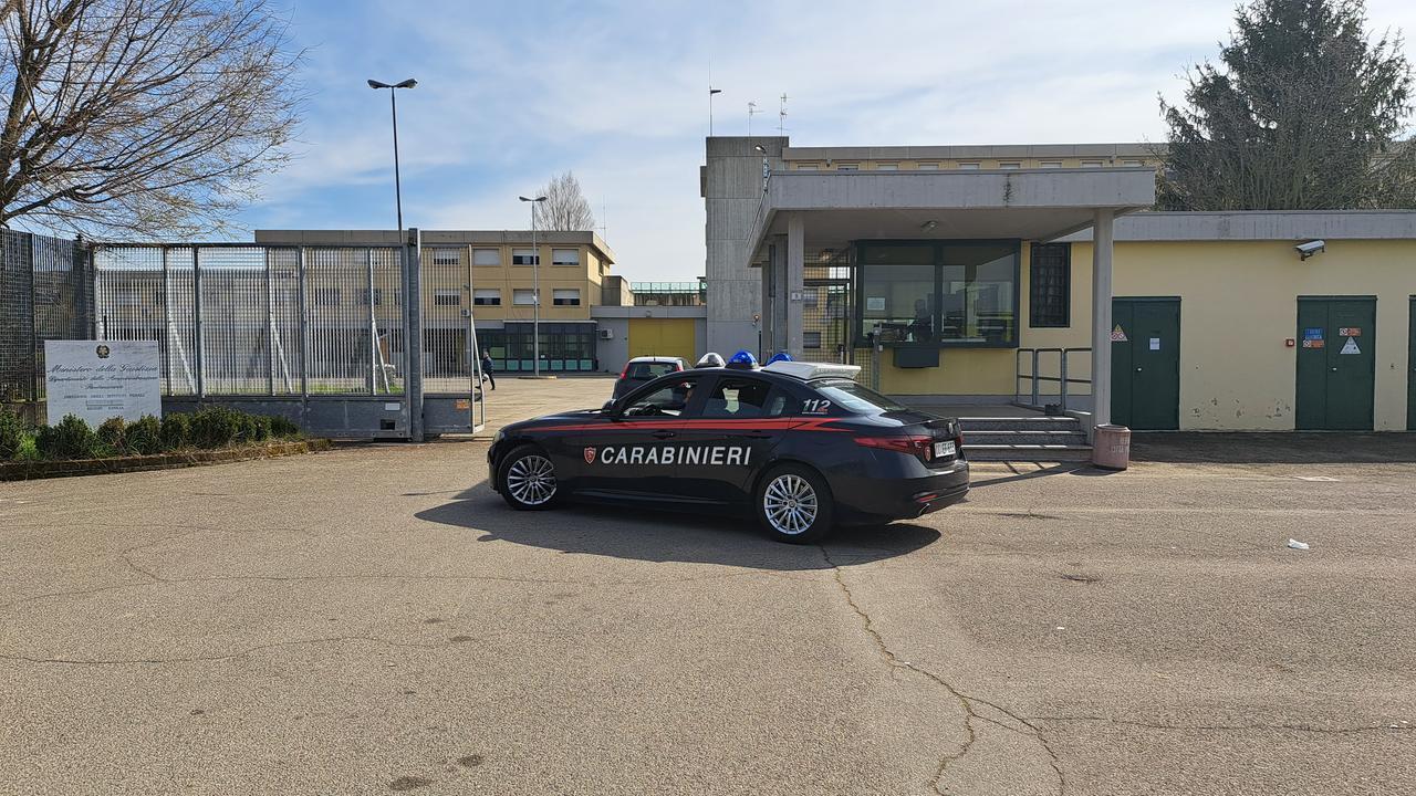 Botte e minacce al fratello disabile, arrestato 68enne. Lo lasciava senza cibo e vestiti