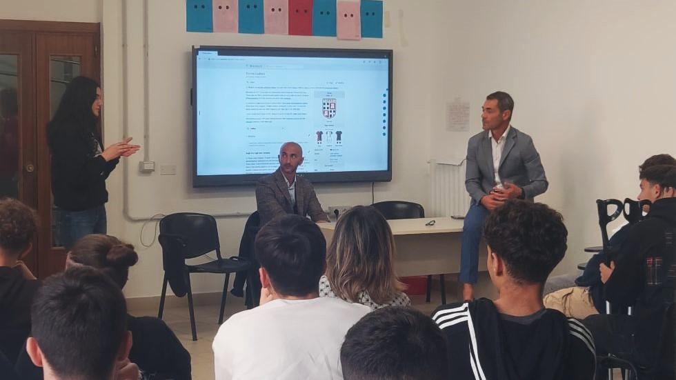 
	<strong>Stefano Udassi e Andrea Colombino</strong> con gli studenti del Canopoleno

