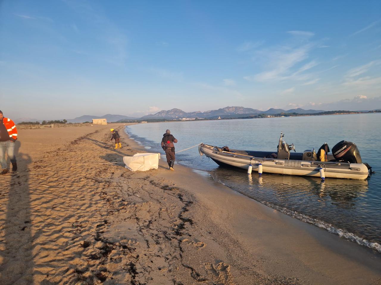 Olbia, in spiaggia i detriti dello yacht affondato: interviene la Capitaneria