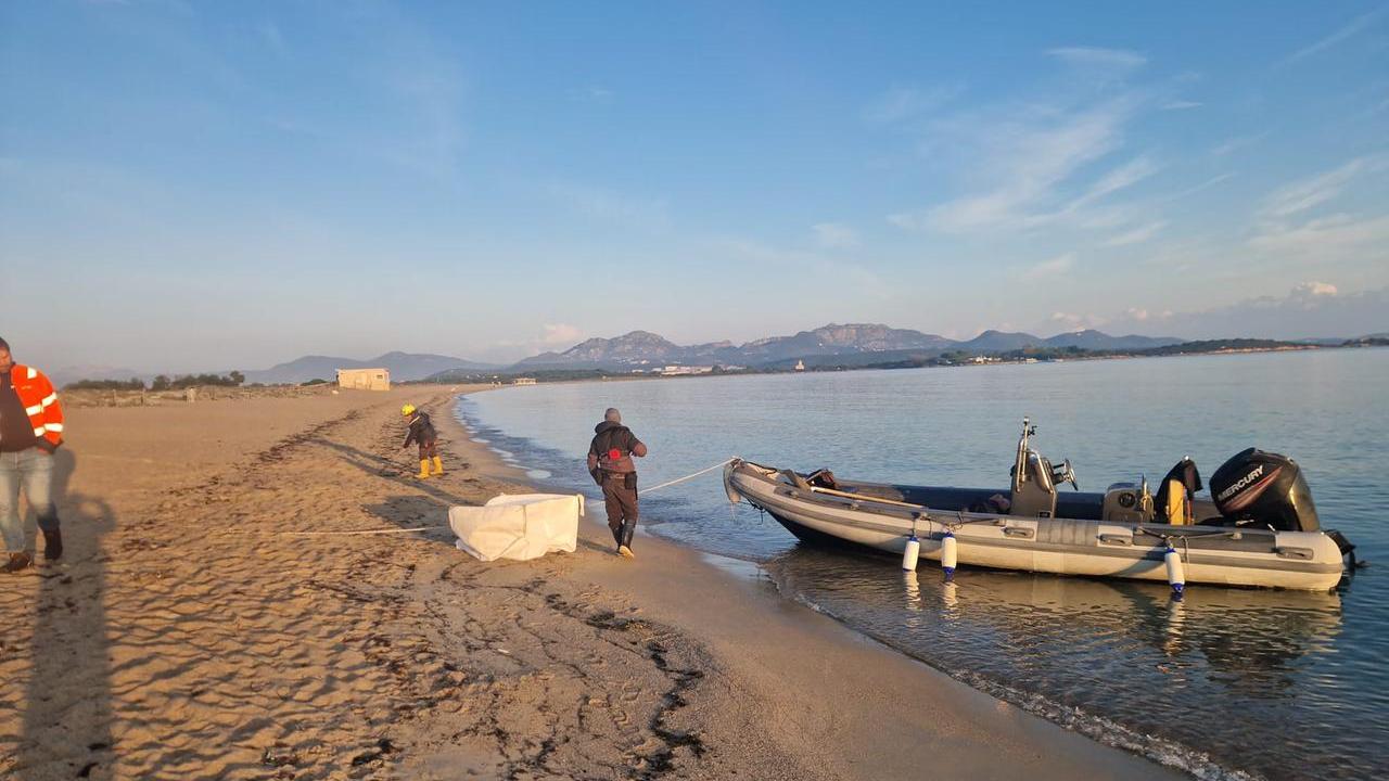 Olbia, in spiaggia i detriti dello yacht affondato: interviene la Capitaneria