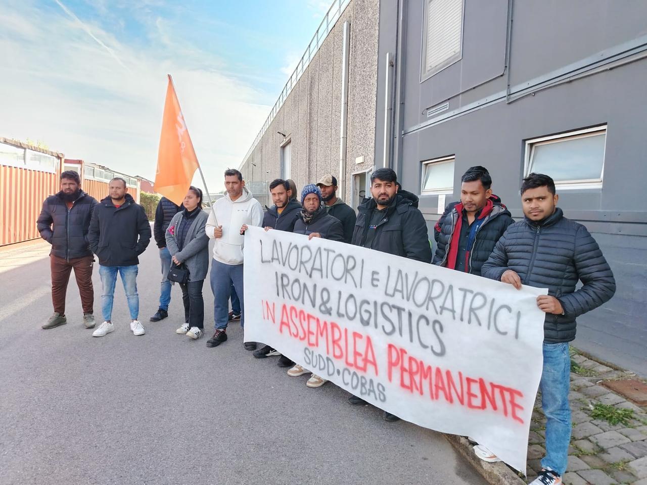 
	Il presidio dei lavoratori davanti alla Iron &amp; Logistics

