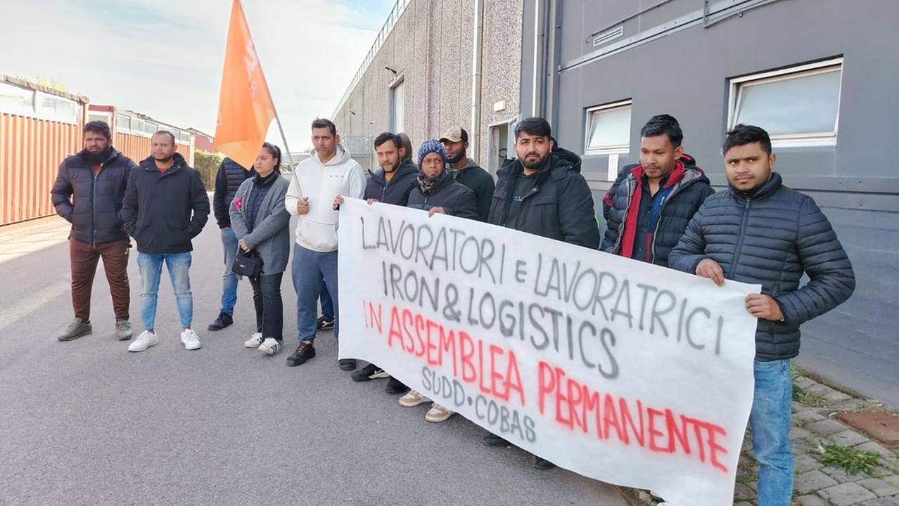 Il presidio dei lavoratori davanti alla Iron & Logistics