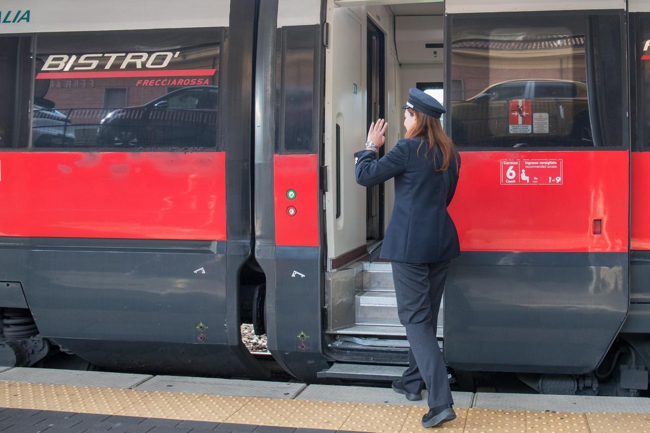 Capotreno preso a pugni sulla linea per Ferrara