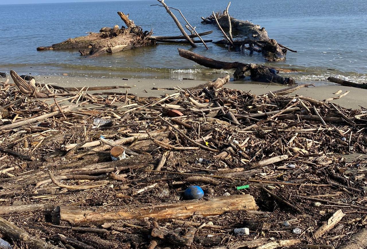 Spiagge dei Lidi piene di rifiuti e Cna chiede un piano emergenziale