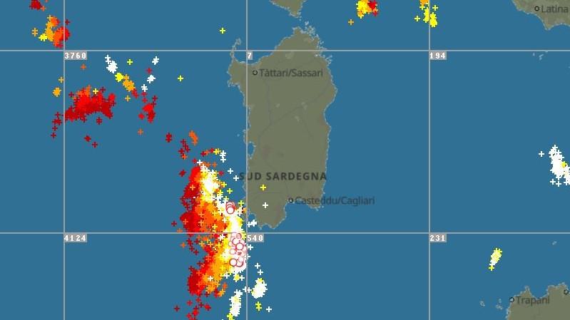 Spettacolare tempesta di fulmini lungo le coste a Sud della Sardegna: la mappa in diretta