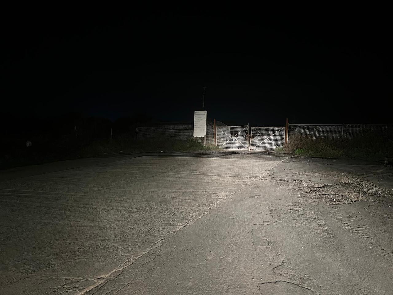 Disavventura ad Alghero: sbagliano strada, entrano nel cantiere e l’auto si ribalta