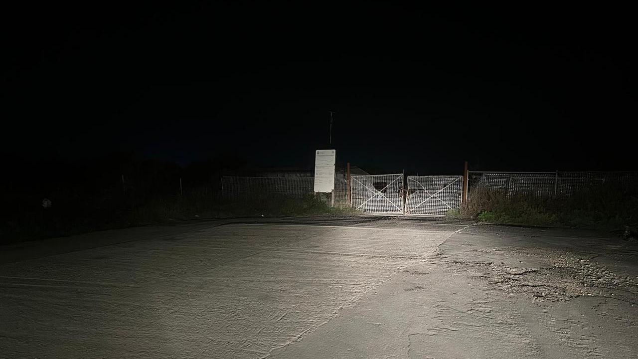 Disavventura ad Alghero: sbagliano strada, entrano nel cantiere e l’auto si ribalta