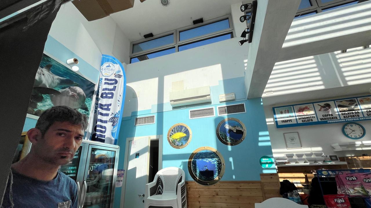 La finestra dalla quale sono passati i ladri per entrare ne "La Grotta blu" (foto Franco Silvi)
