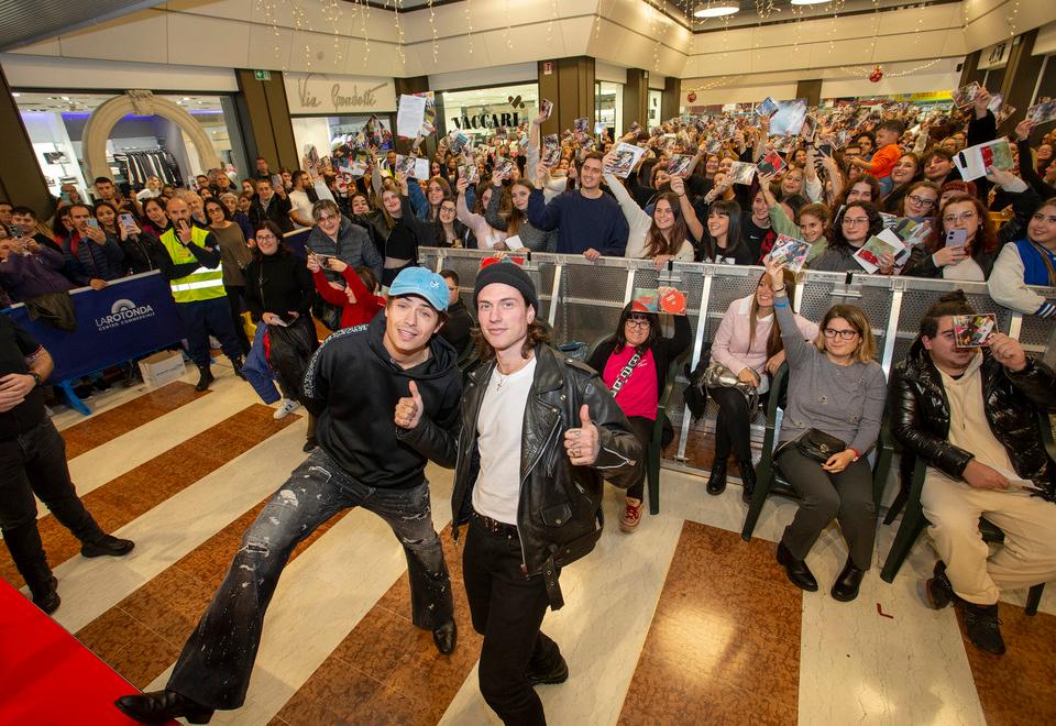Oltre quattrocento fan alla Rotonda di Modena per&nbsp;Benji &amp; Fede