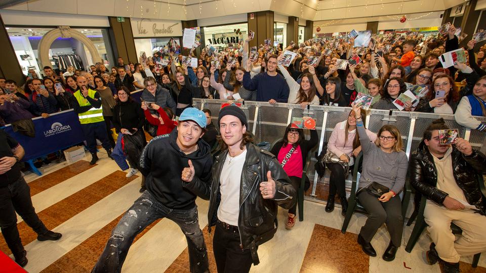 Oltre quattrocento fan alla Rotonda di Modena per Benji & Fede