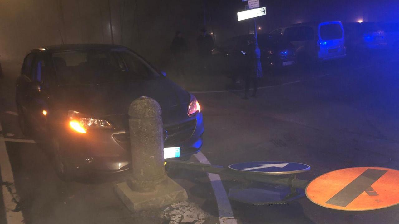 Si schianta contro un palo e muore sull’auto