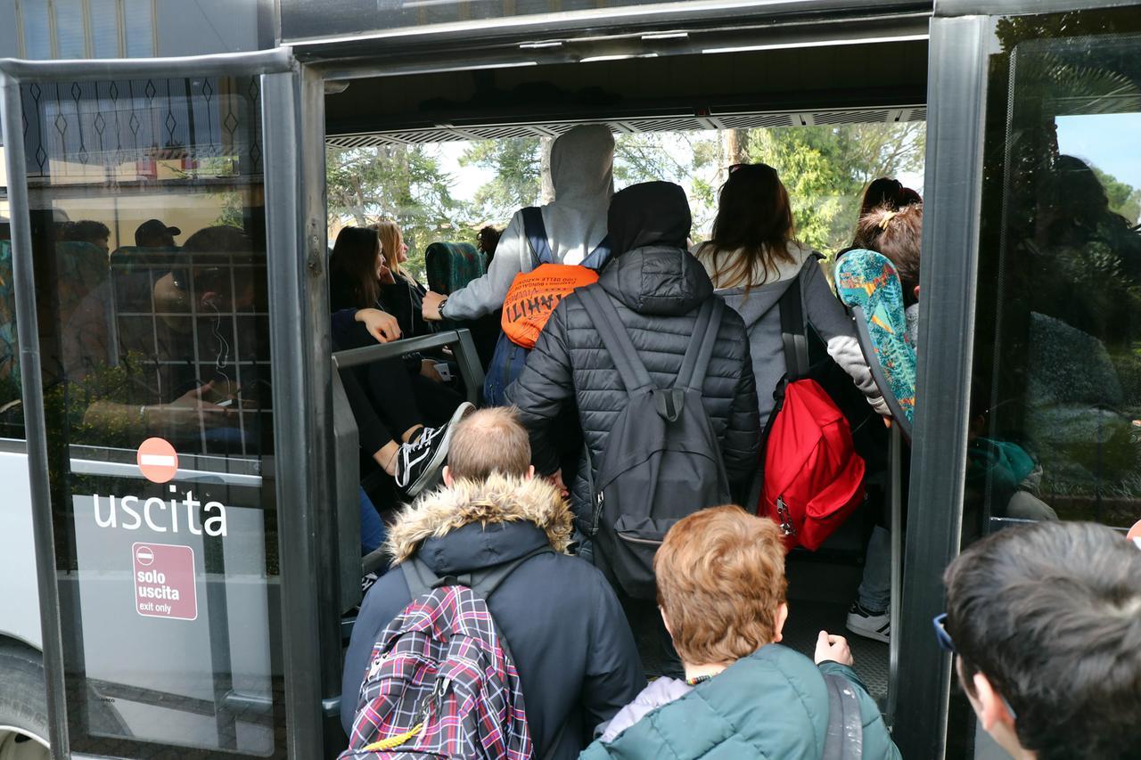 Ferrara, multata perché non porta l’abbonamento sul bus: “Ma oggi è tutto digitale”