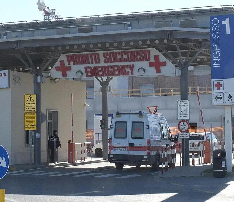 Pisa, pensionato aggredito in ospedale: la polizia arresta il responsabile. Cosa è successo e le polemiche