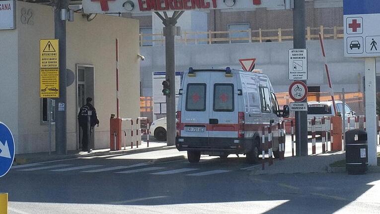 Pisa, pensionato aggredito in ospedale: la polizia arresta il responsabile. Cosa è successo e le polemiche