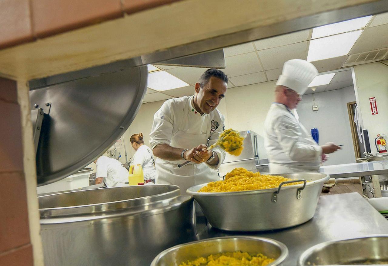 
	Pietro Catzola al lavoro in cucina

