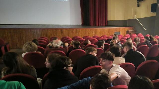 Livorno, gli studenti al cinema per vedere il film sull’omofobia: «In classe se ne parla troppo poco»