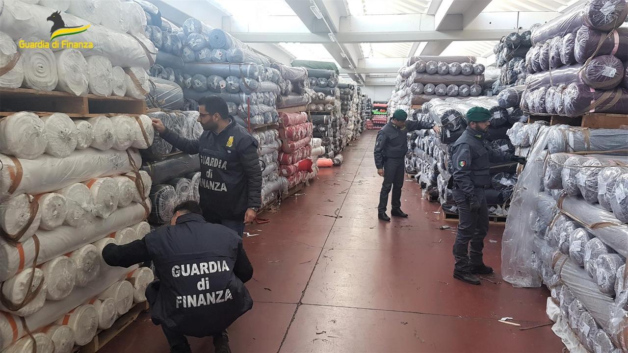 Prato, lo Stato incassa 640mila euro grazie all’asta dei tessuti di contrabbando