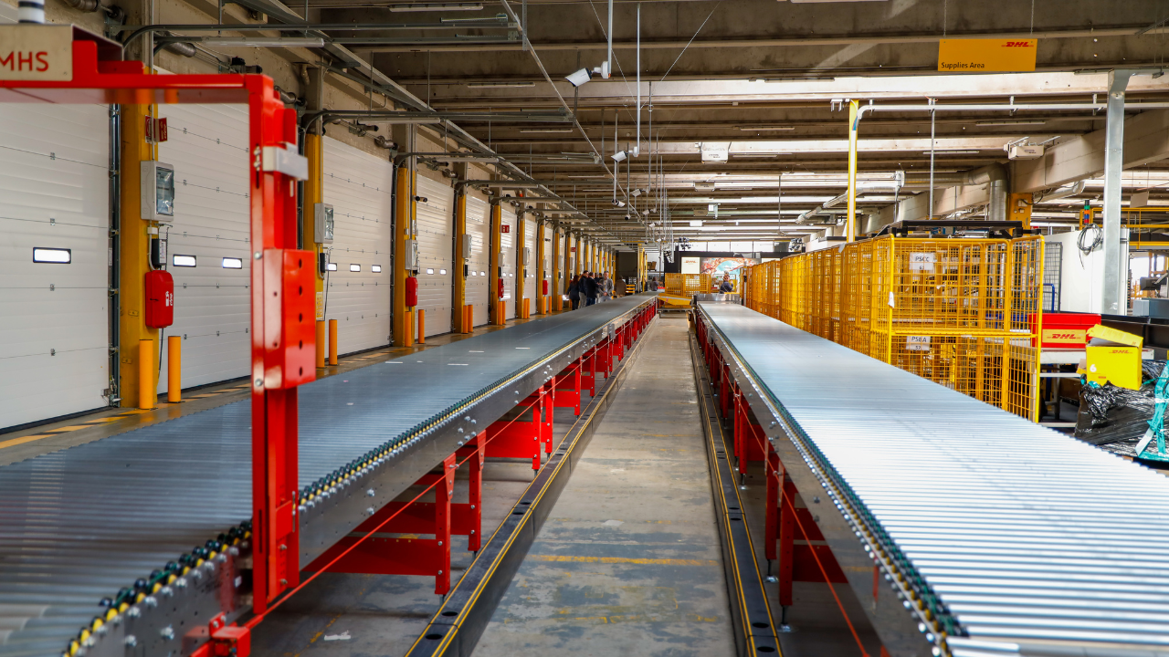 Un salone del nuovo centro di smistamento delle merci di DHL a Sesto Fiorentino