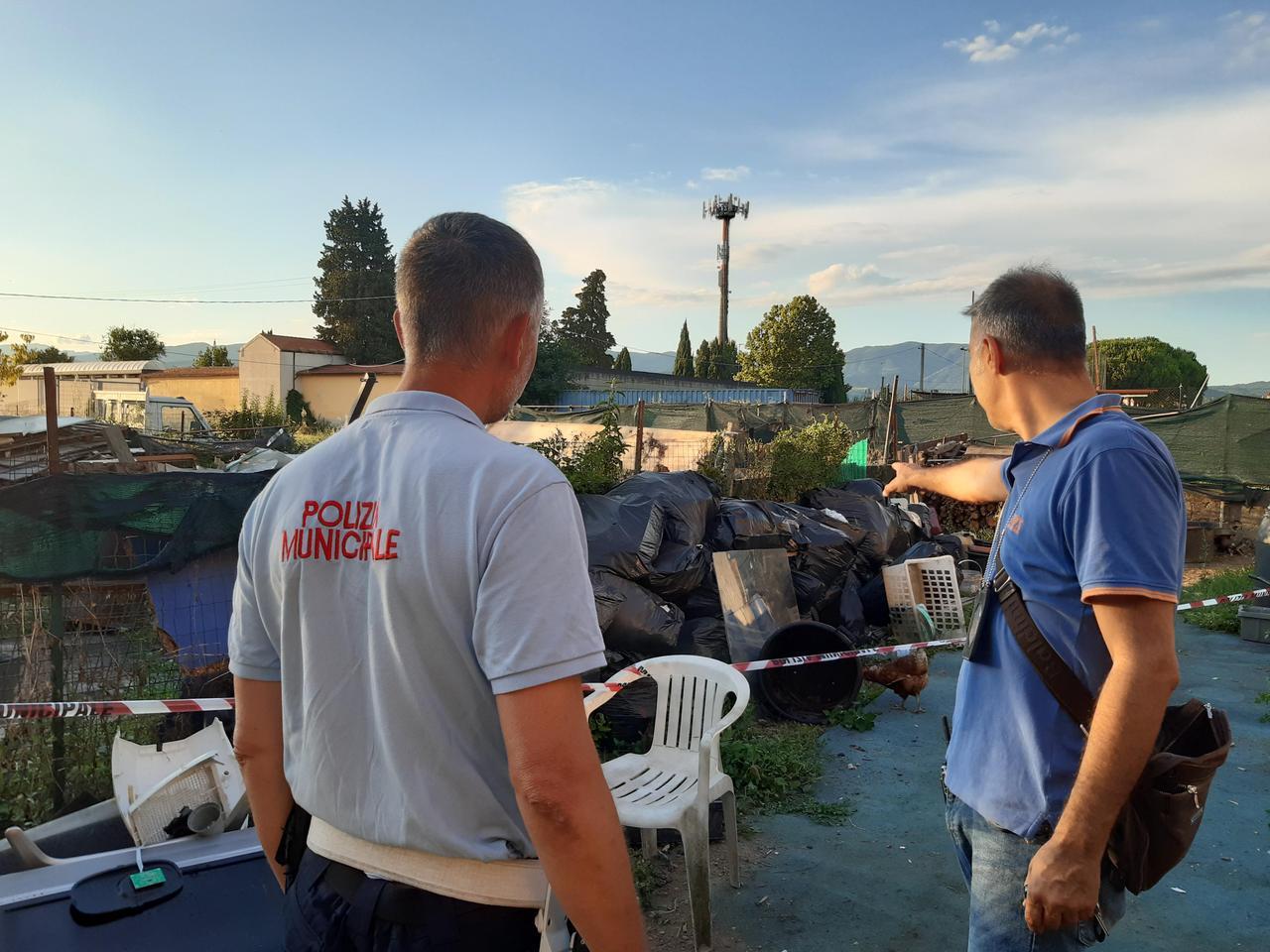 Prato, pugno di ferro contro lo smaltimento illegale degli scarti tessili: chiusa una confezione cinese