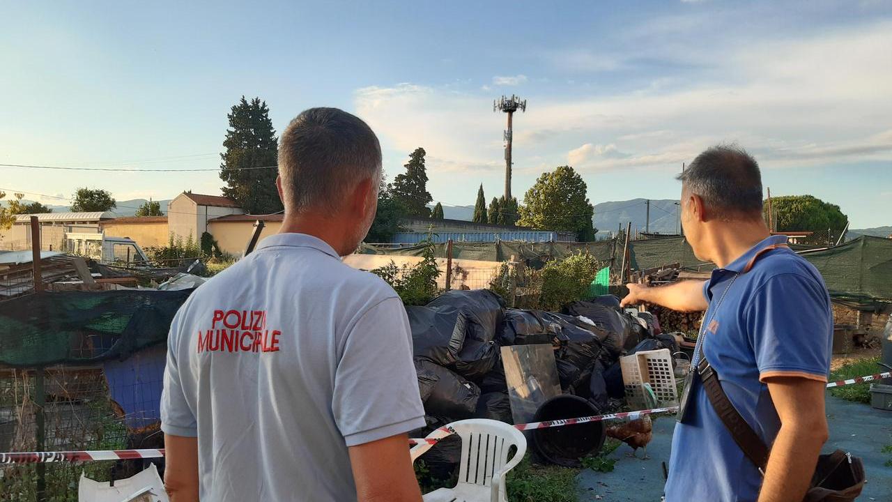 Prato, pugno di ferro contro lo smaltimento illegale degli scarti tessili: chiusa una confezione cinese