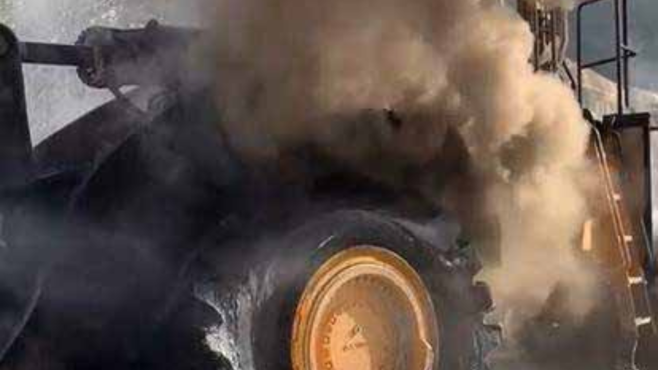 Il mezzo per l’escavazione a fuoco nella cava in cui opera l’impresa Walton