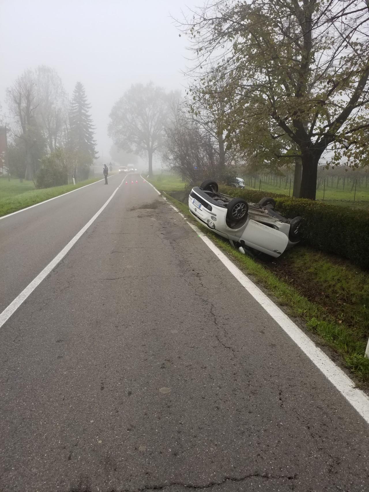 Correggio, 19enne perde il controllo dell’auto e si ribalta