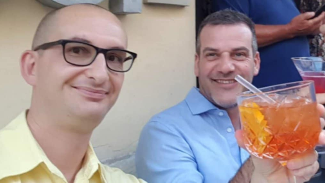 
	Cesare Caponi con l&rsquo;amico Alessio Vita

