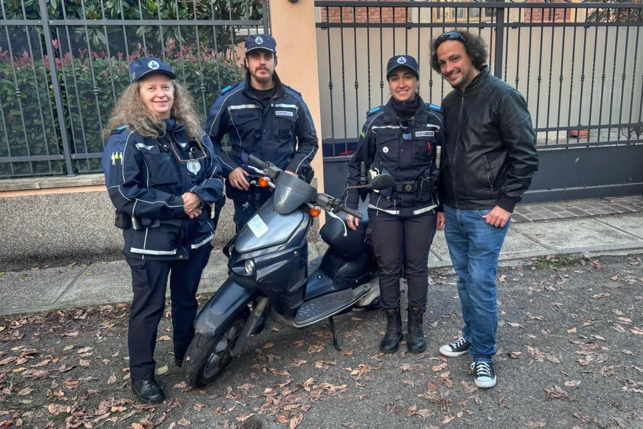 La Polizia locale di Modena riconsegna uno scooter rubato