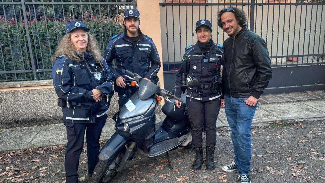 La Polizia locale di Modena riconsegna uno scooter rubato