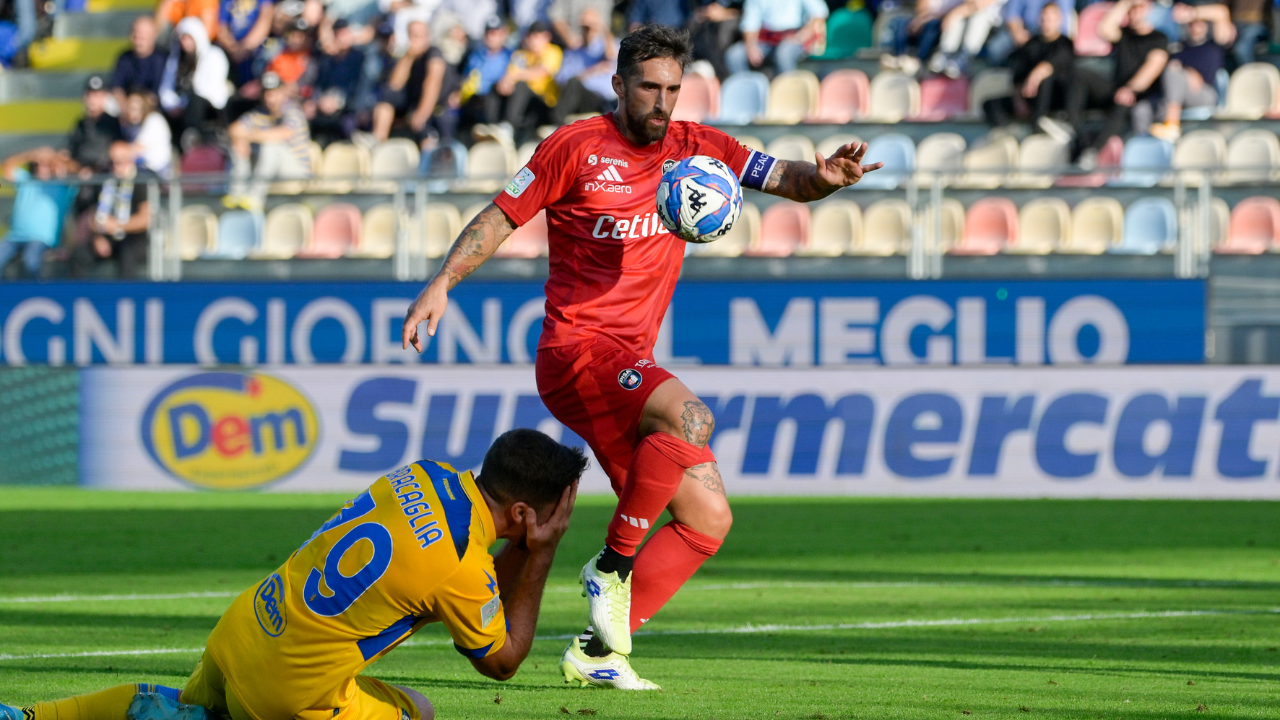 Il nerazzurro Caracciolo mentre libera l’area di rigore nerazzurra