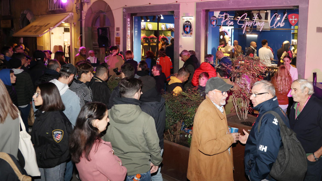 I tifosi nerazzurri all’ingresso dello Store per prendere parte all’evento dedicato alle maglie speciali (foto Teta/Muzzi)
