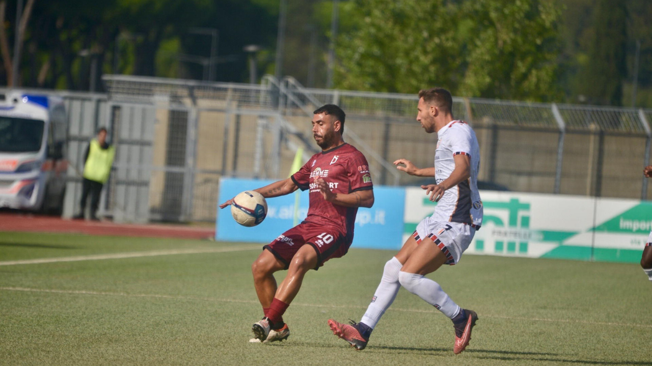Daniele Ragatzu in azione con la maglia granata (foto Silvi)