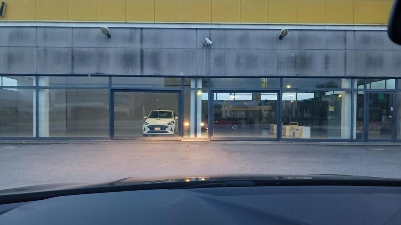 Copparo, caso Azzolini car. Il racconto di un'altra cliente: «Era la mia prima auto comprata. Ed è sempre ferma in garage»