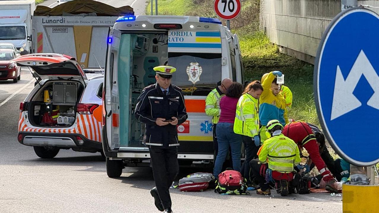 I soccorsi al ciclista travolto dal camion